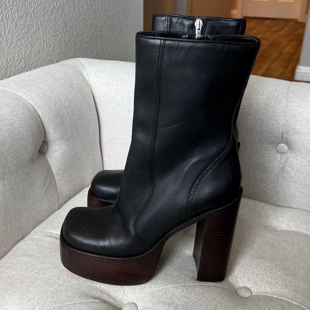 Steve Madden NEW Leather platform boots. SIZE 8